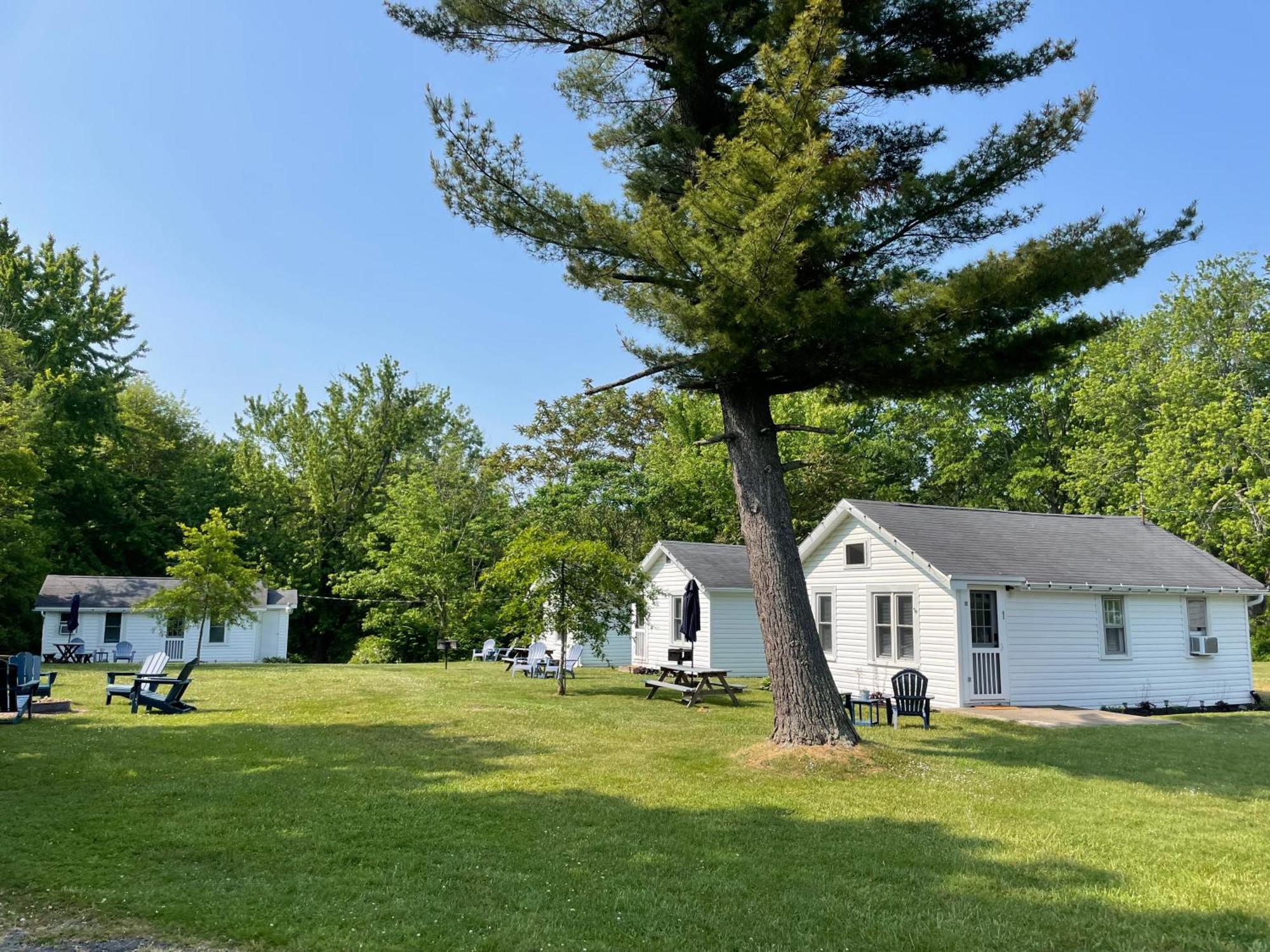 Drop Anchor Cottages And Lake House Geneva-on-the-Lake Exterior photo